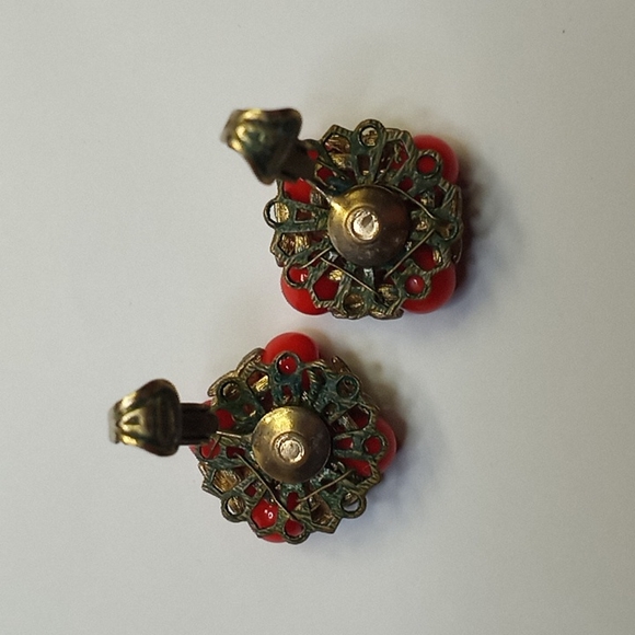 SuPer Rare c1940s VOGUE Gold Tone Red-Orange Coral Lucite Bead Clip Earring - Picture 10 of 16